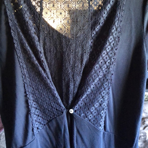 Maurice’s navy lace top hi-low - Picture 3 of 6